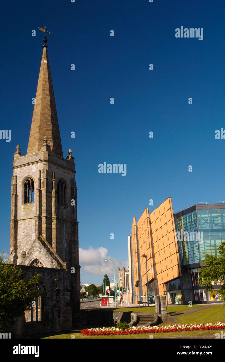 Zerstörte Kirche auf Charles Cross Kreisverkehr unterstützt durch die Erpel Zirkus Fußgängerzone im Stadtzentrum von Plymouth Devon UK Stockfoto