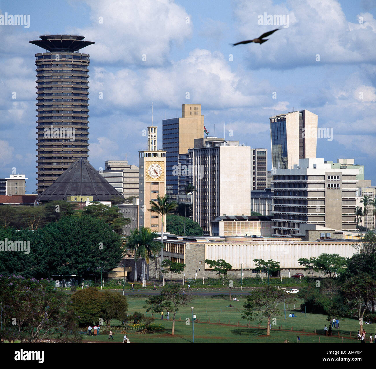 Kenia Nairobi Stadt Nairobi Die Skyline Der Stadt Nairobi Mit Kenias Parlamentsgebaude Im Vordergrund Ein Schwarzmilan Milvus Migrans Fliegt Overhead Stockfotografie Alamy