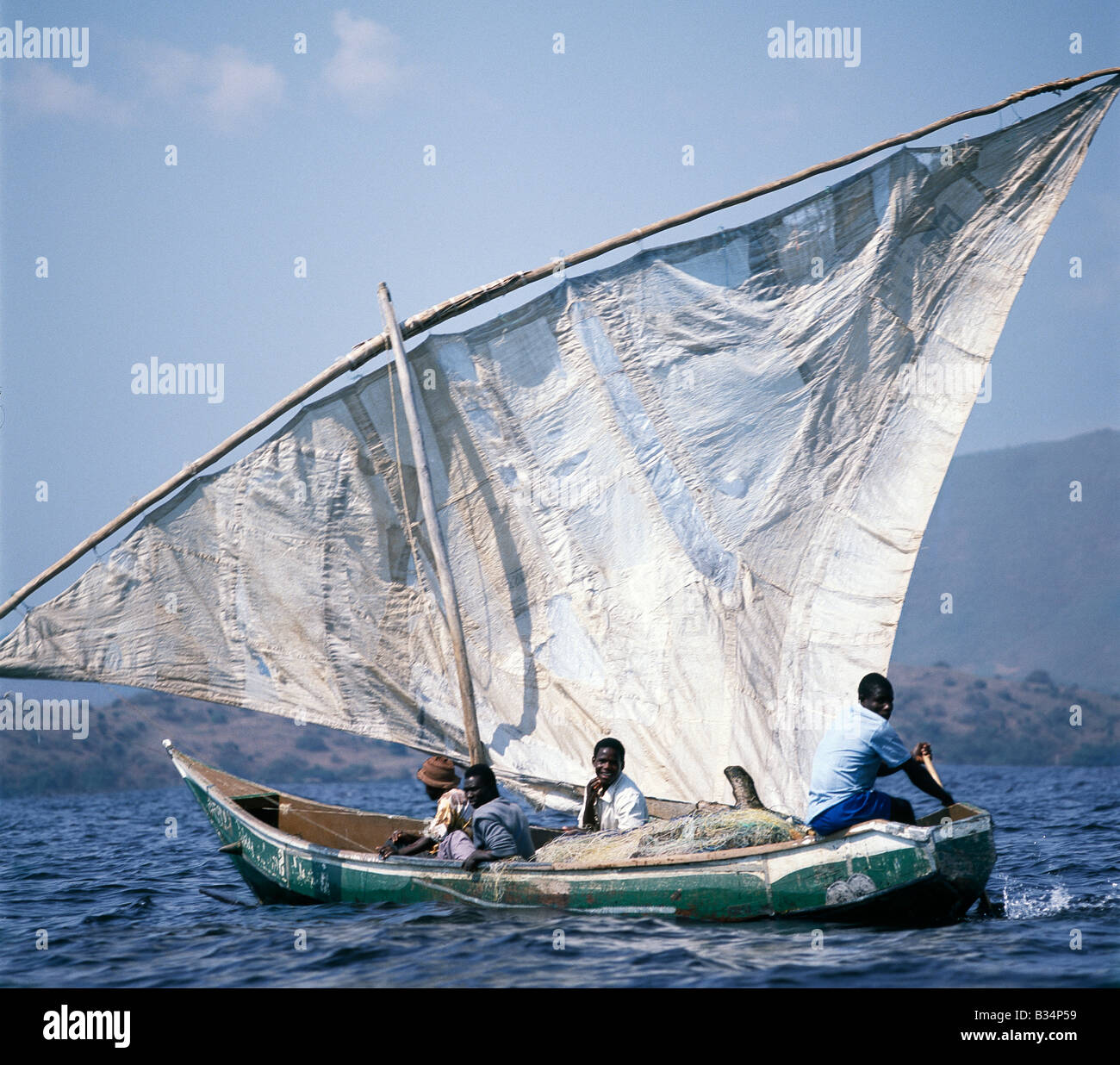 Kenia, Viktoriasee, Mfangano Island. Ein Fischerboot Luo unter Segeln in der Nähe von Mfangano Island, Victoria-See. Stockfoto
