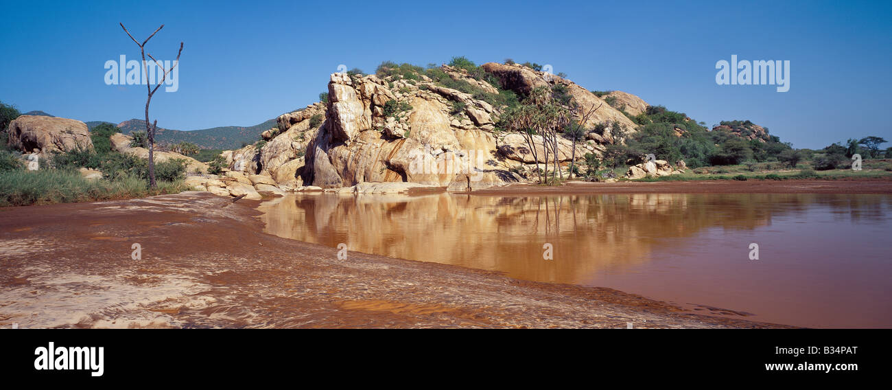 Kenia, Isiolo, Shaba. Eine große Felsvorsprungs in Shaba Gorge, gelegen am Uaso Nyiru Fluss in Shaba Game Reserve. Der Fluss ist von der Gemeinde Samburu "Red River" treffend benannt. Stockfoto