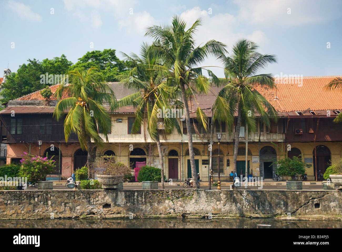 Blick auf Straße in Jakarta Indonesien mit tropischen niederländischen Kolonialarchitektur Asien Stockfoto