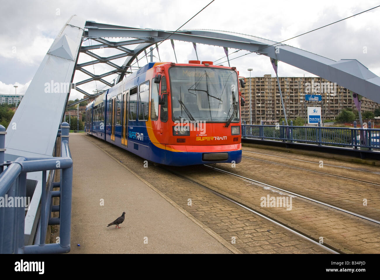 Sheffield Supertram an Park Square Teich-Schmiede Stockfoto