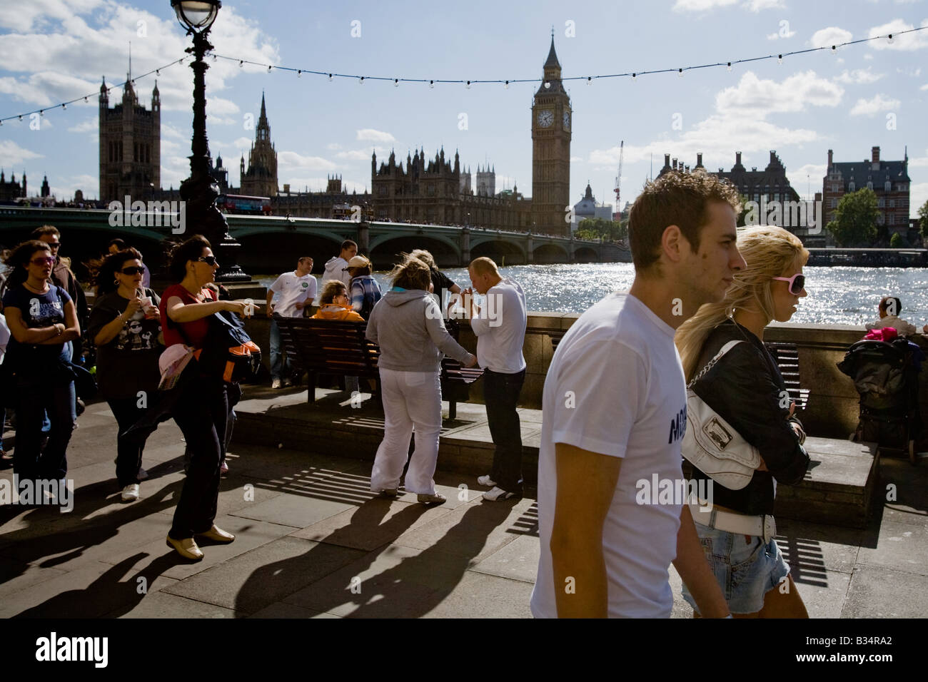 Menschen Fuß entlang der Themse in central London, UK Stockfoto