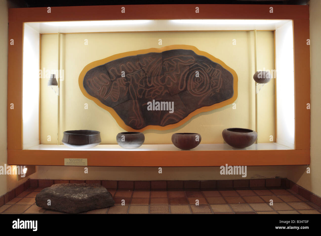 Eine Reproduktion des Ätzens gefunden auf Felsen in der Cueva de Belmaco eine Höhle, wo die Aborigines lebten Stockfoto