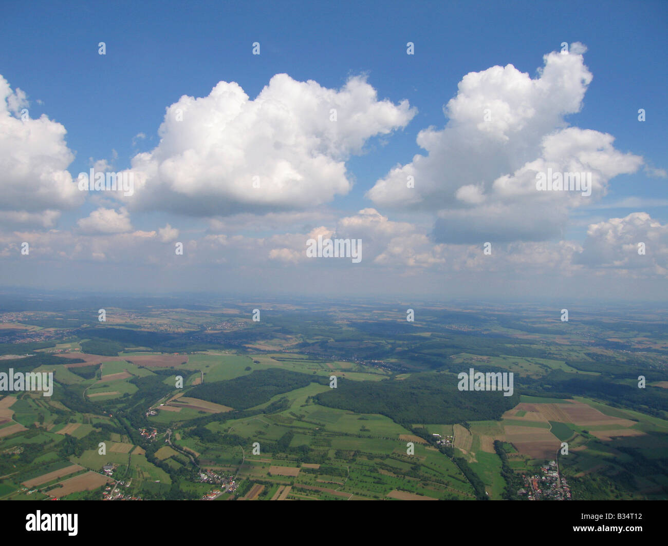 Luftbild aus einem Segelflugzeug von Cumulus-Wolken in der deutschen sky - Arround Saarbrücken - Saarland Stockfoto