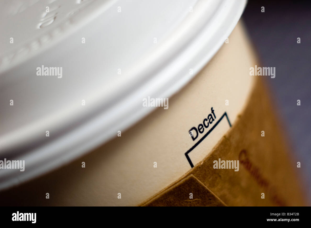 koffeinfreien Kaffee in eine Einweg-Becher mit Deckel Stockfoto