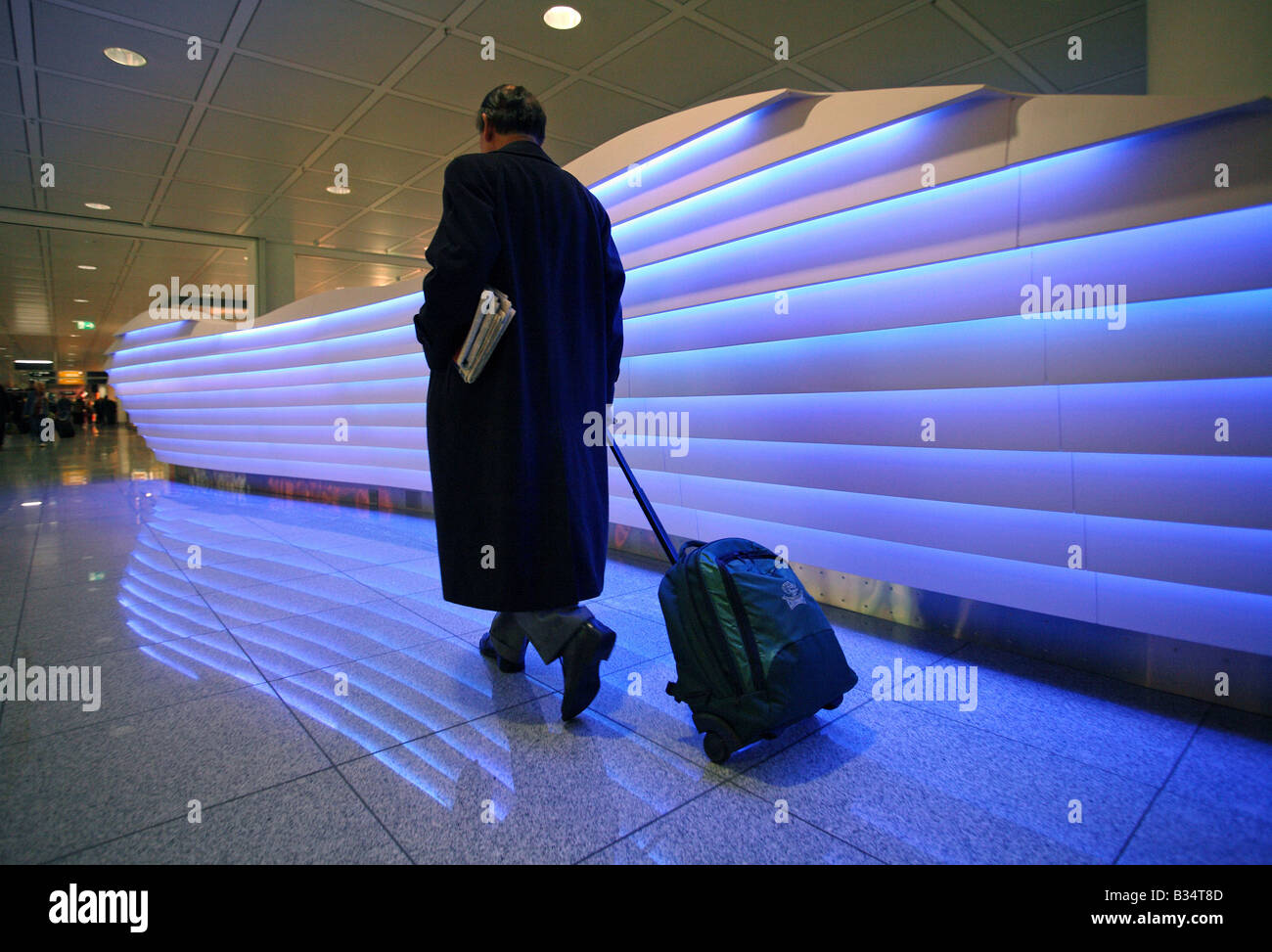 Ein Geschäftsmann am Flughafen Franz Josef Strauß, München, Deutschland Stockfoto