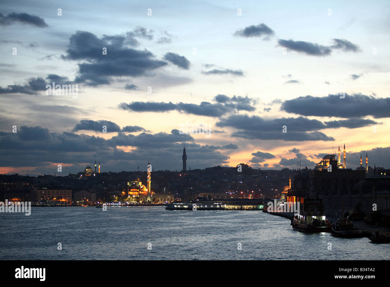 Der Hafen in Istanbul und die Moschee im Abendlicht, Türkei Stockfoto