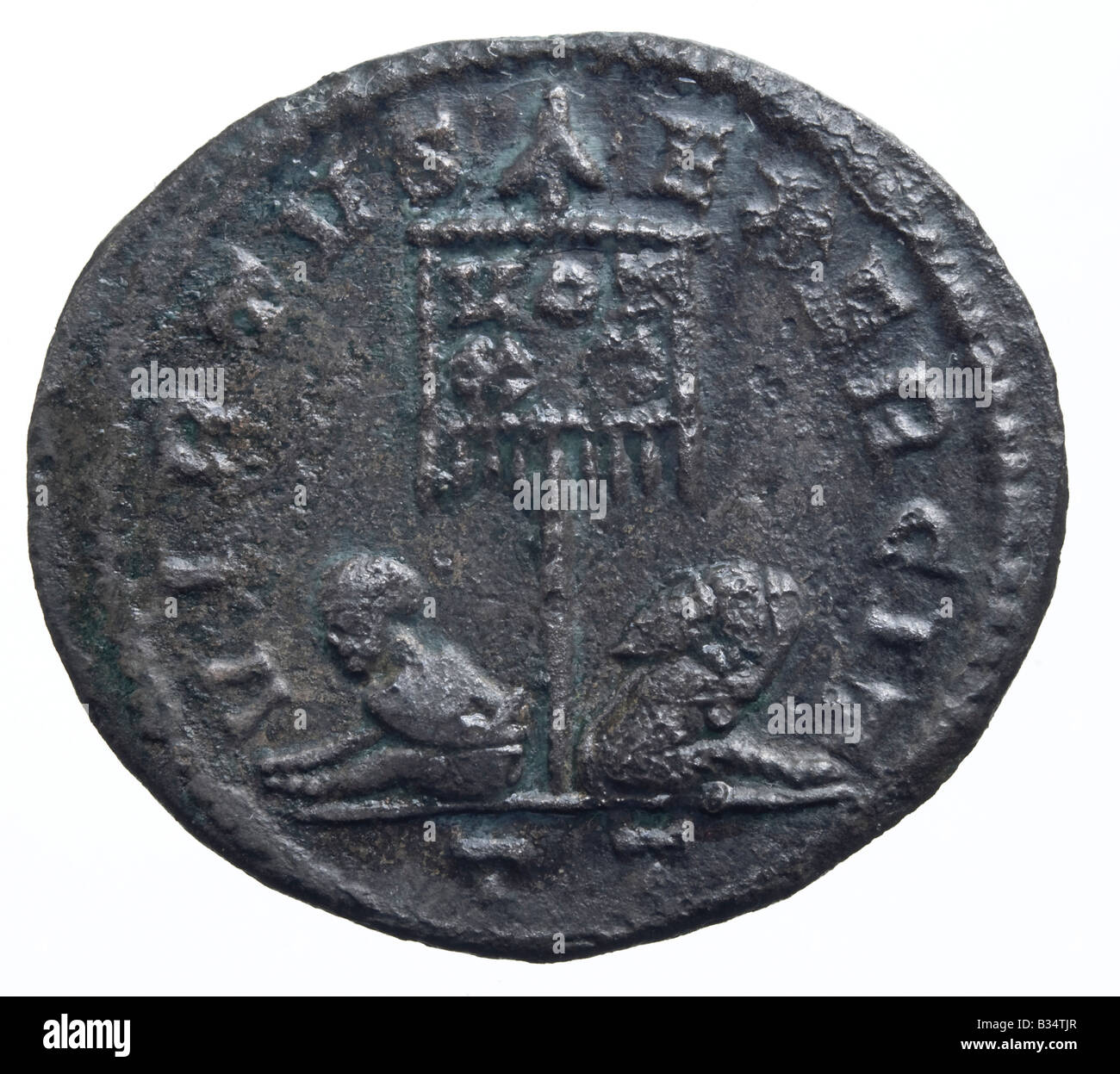 Römische Münze. Follis des Konstantin ich (319/320AD) rückgängig machen Bronze: Gefangene sitzen beiderseits der Standard eingeschrieben "VOT XX" Stockfoto