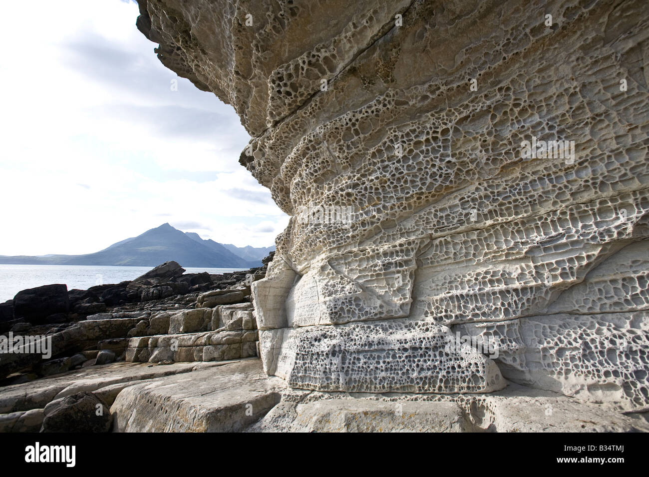 Blick entlang des Strandes in Elgol auf der Isel von Skye Schottland in Richtung der berühmten Cullin Mountain range Stockfoto