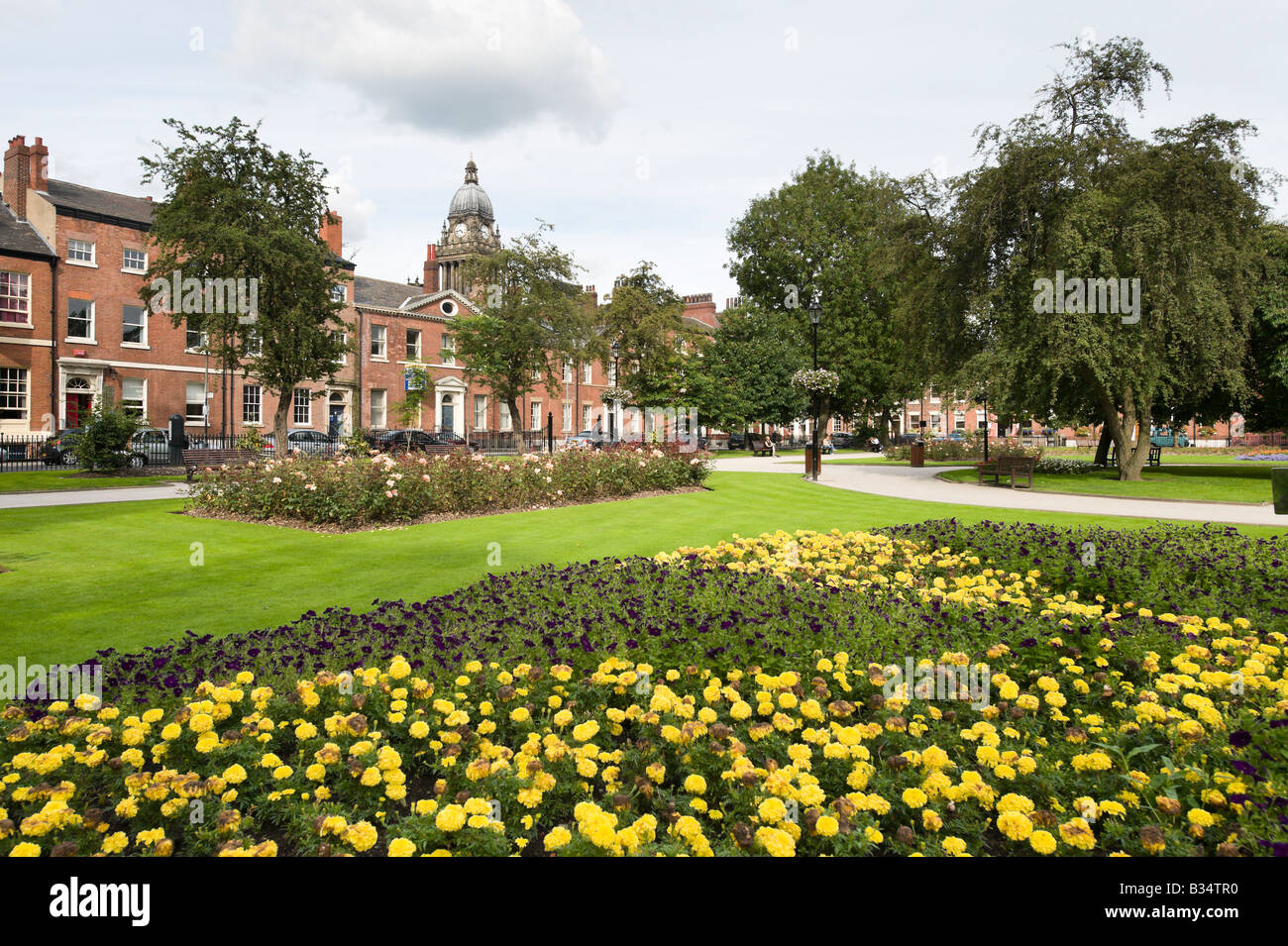 Die Gärten im Park-Platz mit dem Uhrturm Rathaus hinter, Leeds, West Yorkshire, England Stockfoto