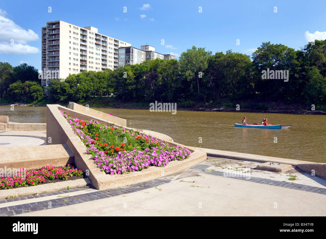 Der Spaziergang entlang des Roten Flusses und Promenade am Manitoba gesetzgebenden Gebäude in Winnipeg, Manitoba Kanada Stockfoto