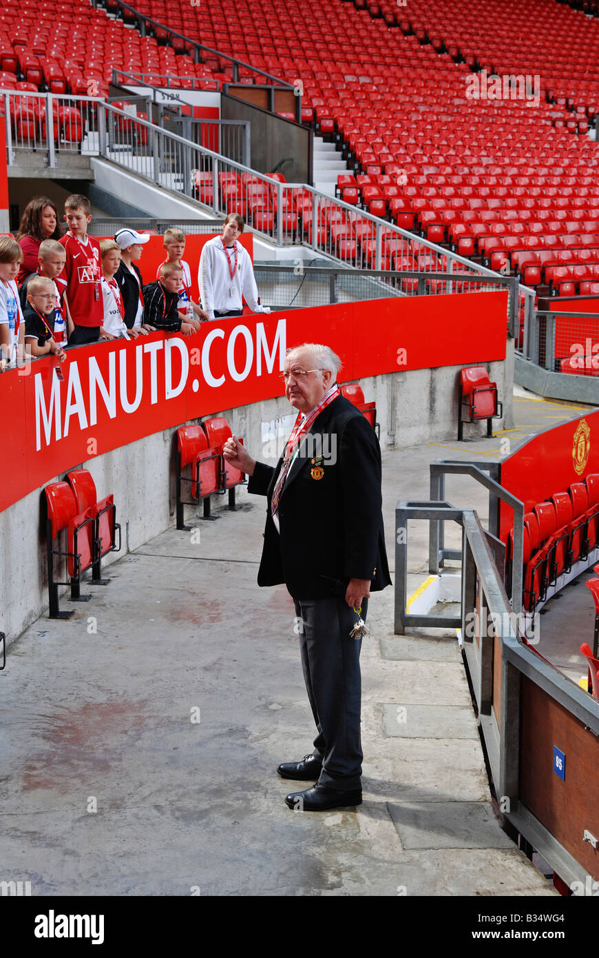 zeigen Gäste um old Trafford Stadion Tourguide, united Heimat von Manchester Fußball-Club, Manchester, uk Stockfoto