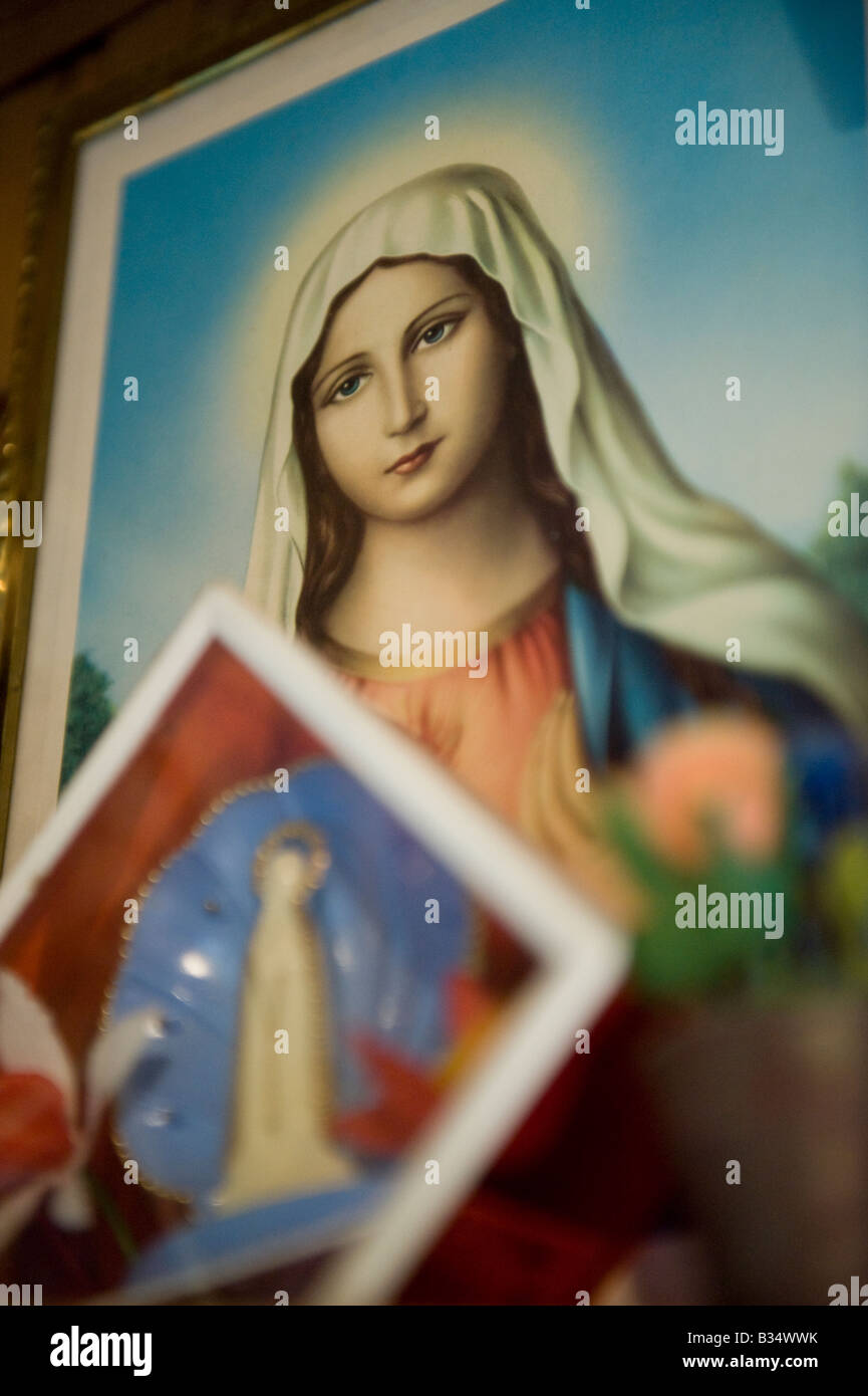 Detail der Jungfrau Maria aus einem traditionellen Schrein in einem slowenischen katholischen Haus Stockfoto
