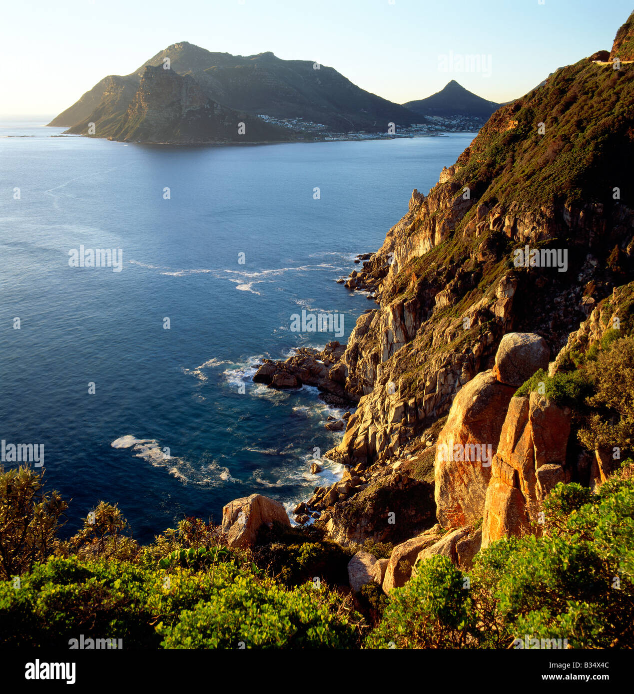 Blick auf Hout Bay & Sentinel Peak von Chapmans Peak Drive, Kap-Halbinsel, südlich von Cape Town, Südafrika Stockfoto