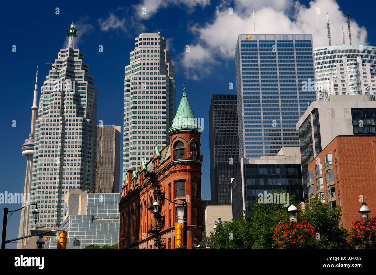 Aus rotem Backstein Flatiron Building vor downtown Toronto financial Tower Wolkenkratzer Stockfoto