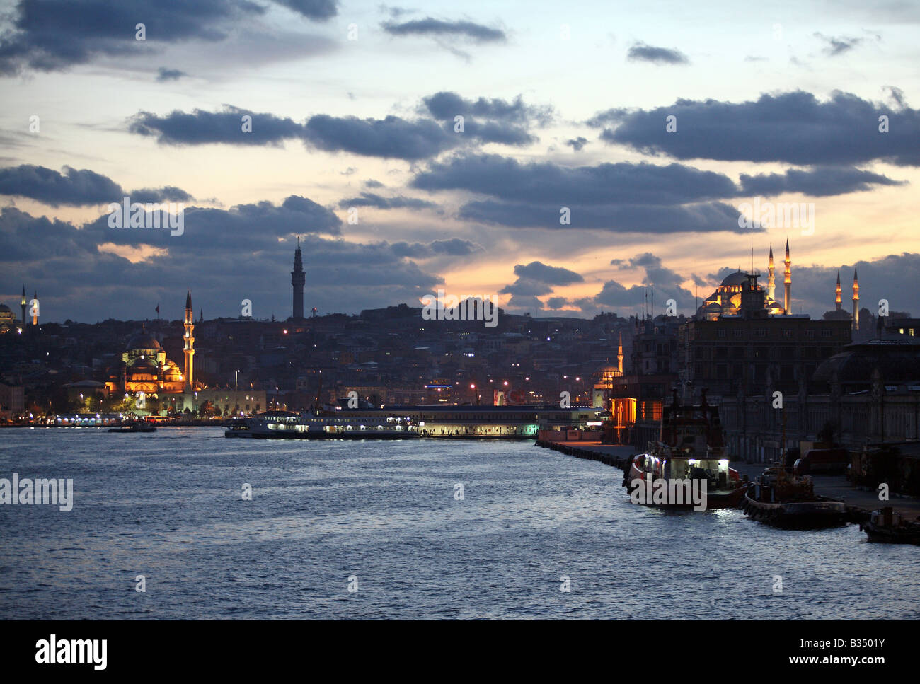 Der Hafen in Istanbul und die Moschee im Abendlicht, Türkei Stockfoto