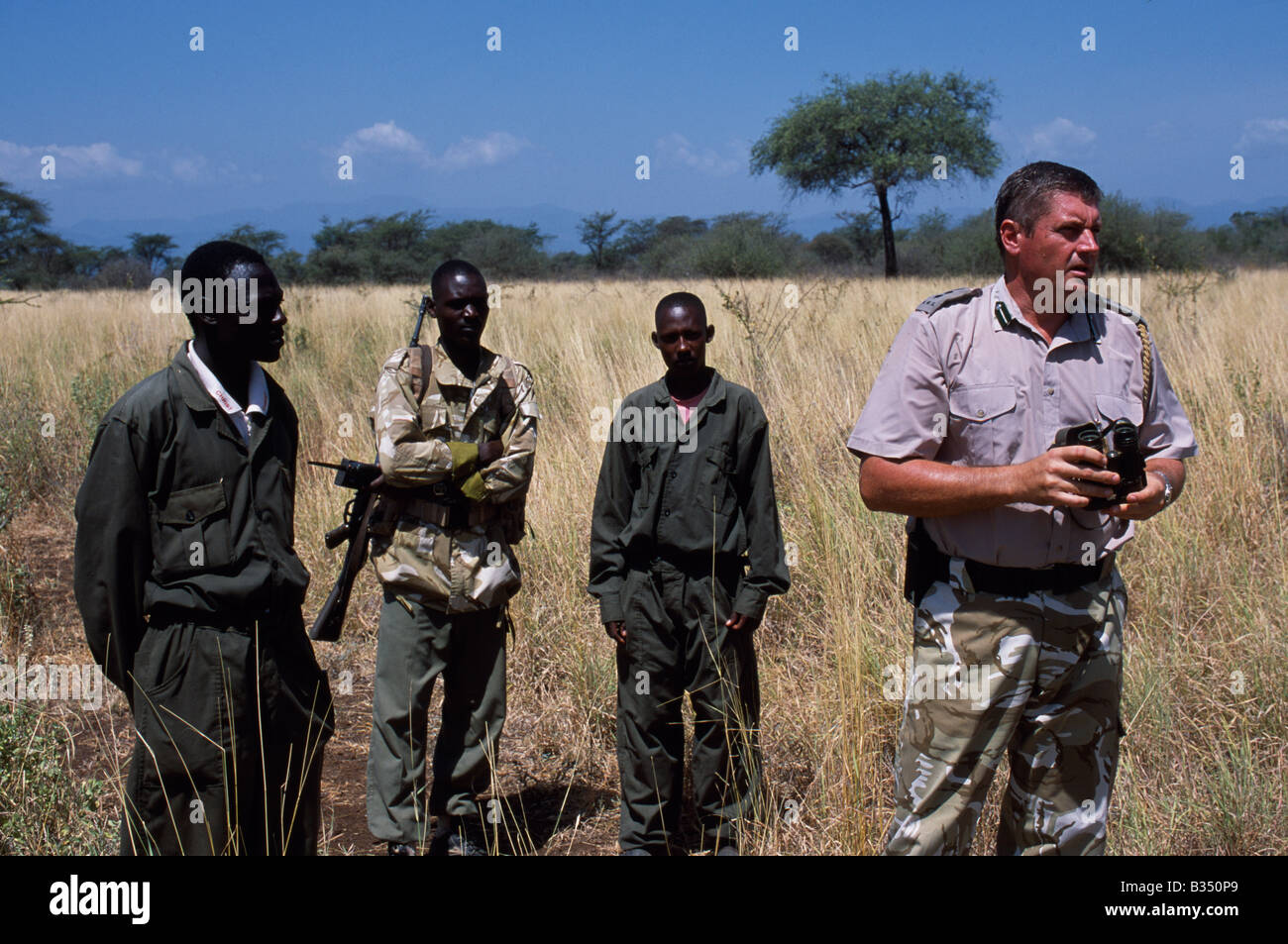 Kenia, Meru Nationalpark. Mark Jenkins, Chefin des Meru National Park, mit einigen der seine Kenya Wildlife Service Rangers. Stockfoto