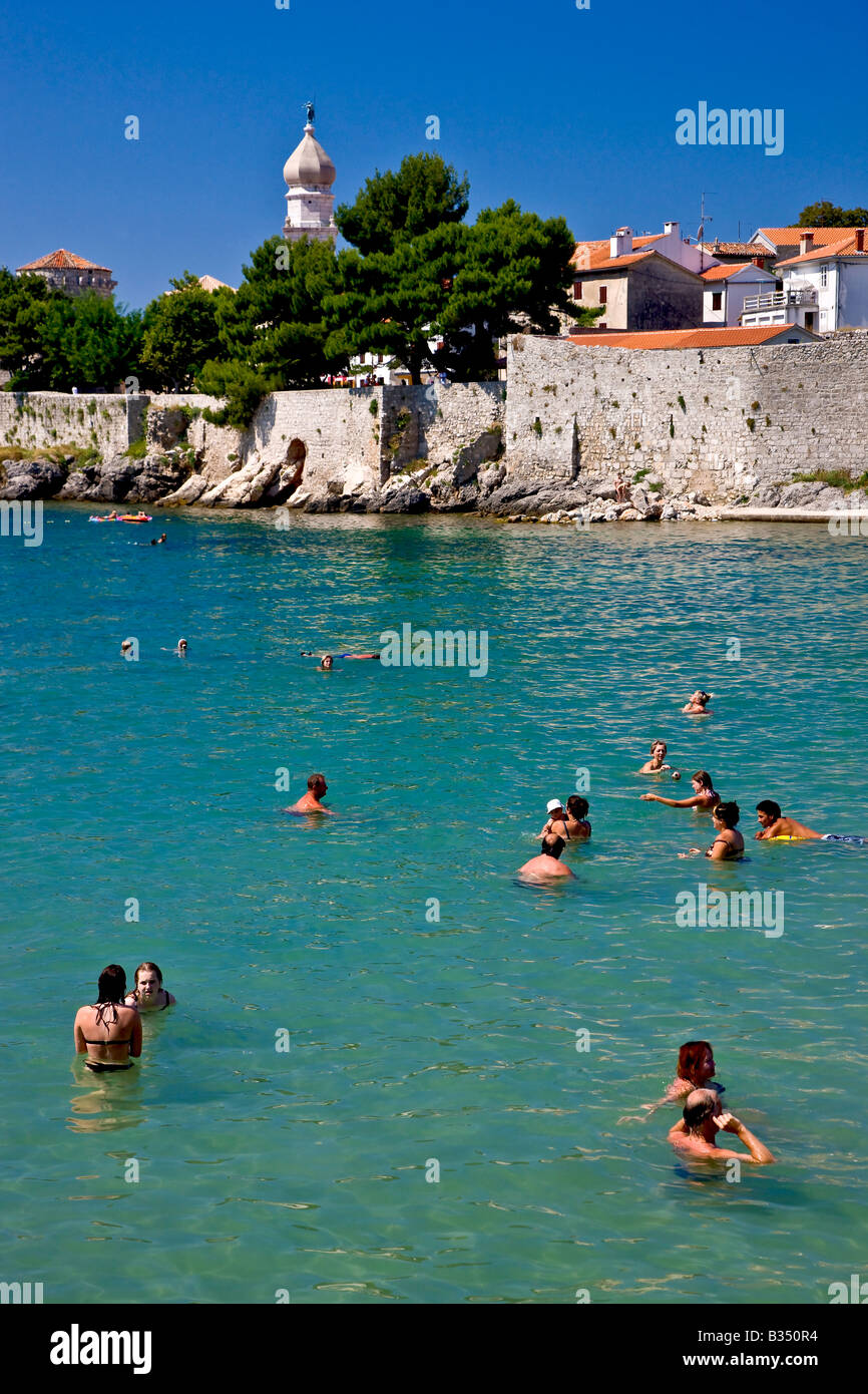 Baden in der Bucht bei der Stadt Krk in Kroatien Stockfoto