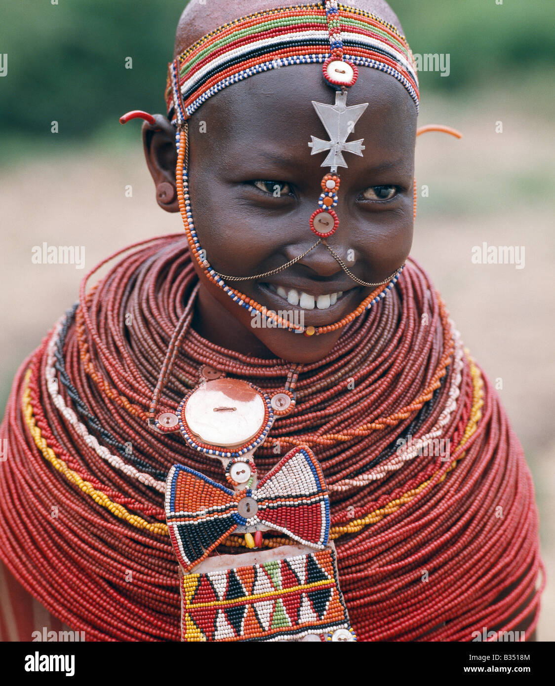 Kenia, Maralal, Lodokejek. Samburu Mädchen werden Perlenschnüre von ihren Vätern gegeben, wenn sie noch jung sind. Stockfoto