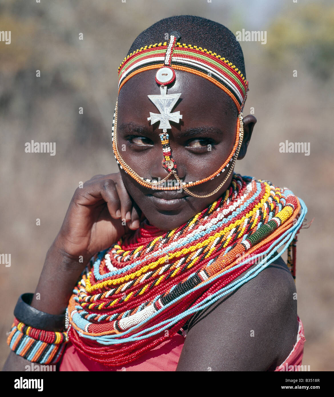 Kenia, Maralal, Maralal. Samburu Mädchen werden Perlenschnüre von ihren Vätern gegeben, wenn sie noch jung sind. Stockfoto