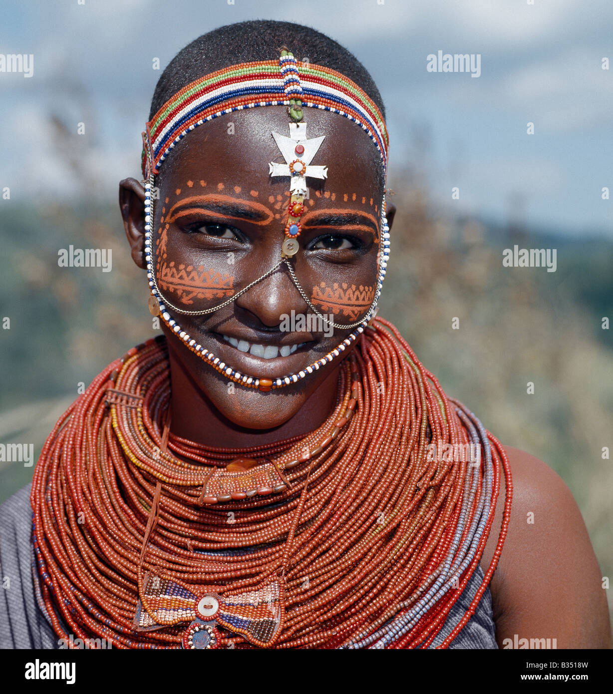 Kenia, Maralal, Poro. Samburu Mädchen werden Perlenschnüre von ihren Vätern gegeben, wenn sie noch jung sind. Stockfoto