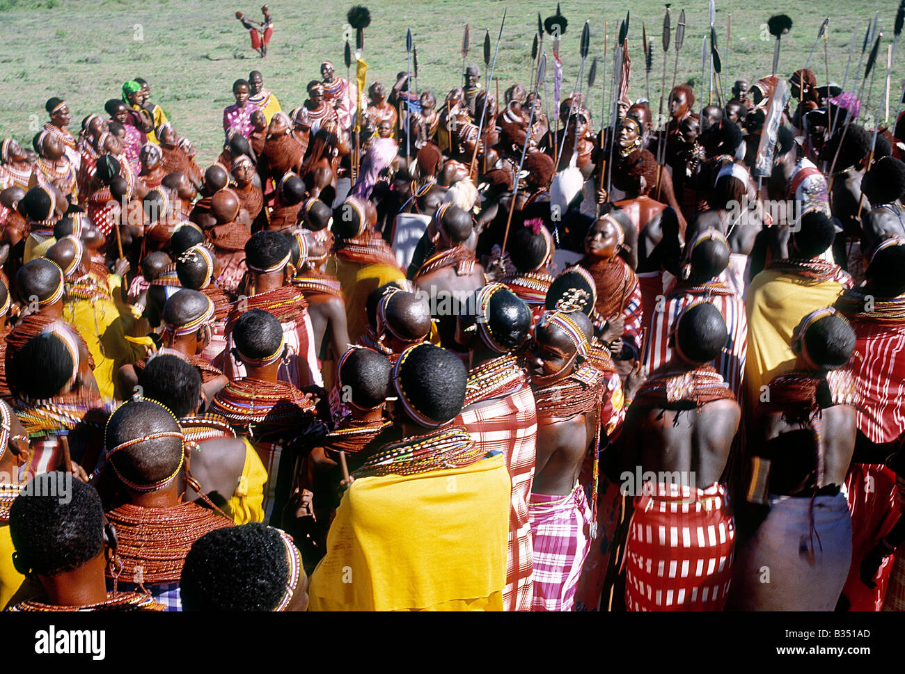 Kenia, Maralal, Lodokejek. Die geladenen Gäste bei einer Hochzeit Samburu versammeln sich in Lob des Paares zu singen und zu tanzen. Feiern geht bis spät in die Nacht weiter. Stockfoto