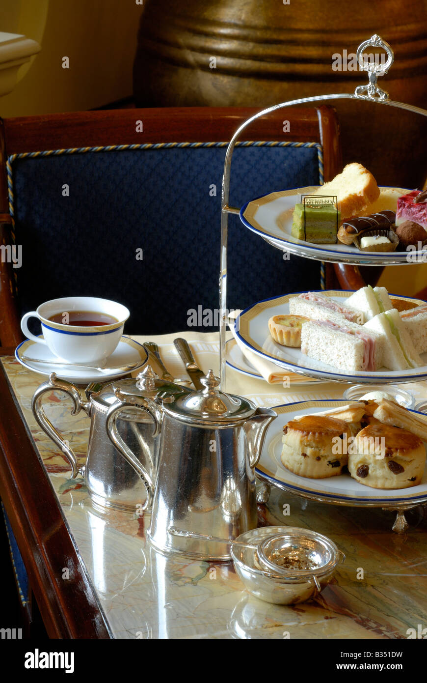 Peninsula Hotel Hong Kong. Nachmittags-Tee. Luxus-Hotel. Tee in der Lobby des Peninsula Hotels.  Kuchen, Scones und Sandwiches Stockfoto