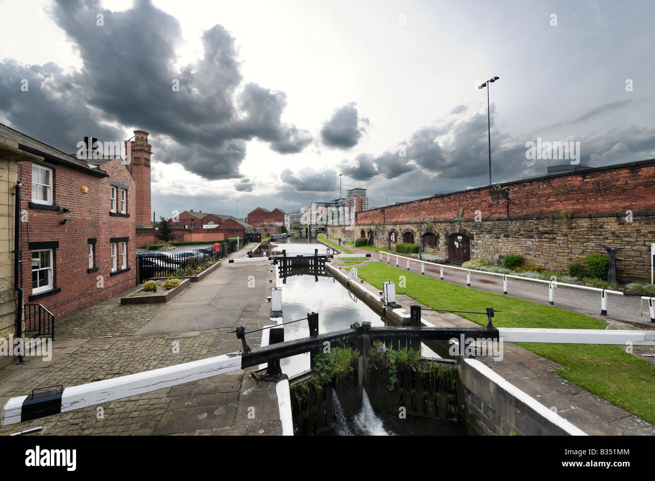 Sperren Sie auf dem Leeds-Liverpool-Kanal in der Nähe von Getreidespeicher Wharf, Leeds, West Yorkshire, England Stockfoto