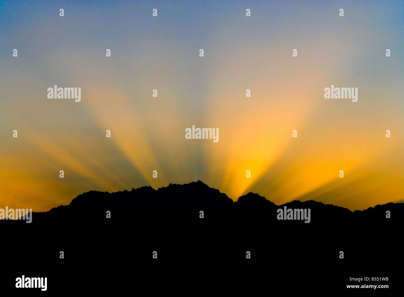 Gott Strahlen nach Sonnenuntergang über Mount Constance von der Olympic Mountains of Washington, USA. Stockfoto