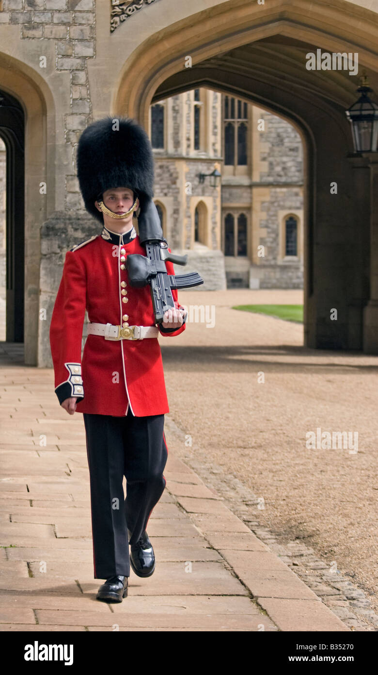 Königinnenwache marschieren in Windsor Castle, Berkshire, England Stockfoto