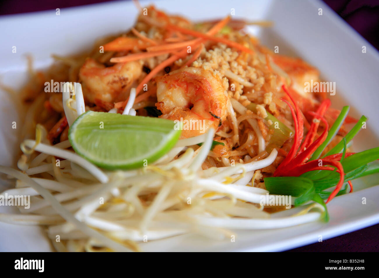 Schüssel mit Thai Food Pad Thai Riesengarnelen Vorspeise essen in einem Restaurant setzen orientalische Küche Stockfoto