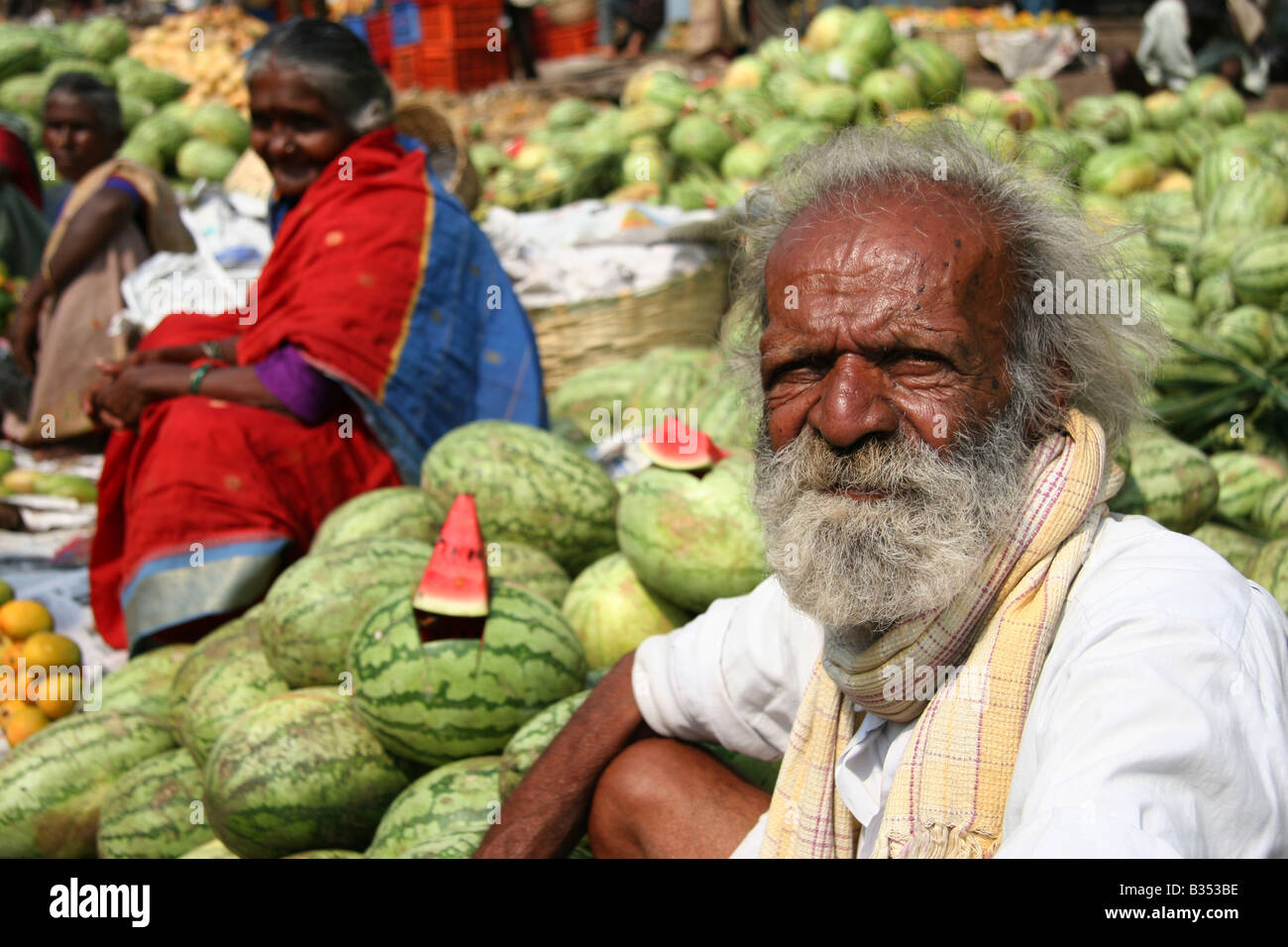 Obstverkäufer sitzen in einer Straße durch die Stadt-Markt in Bangalore, Indien. Stockfoto