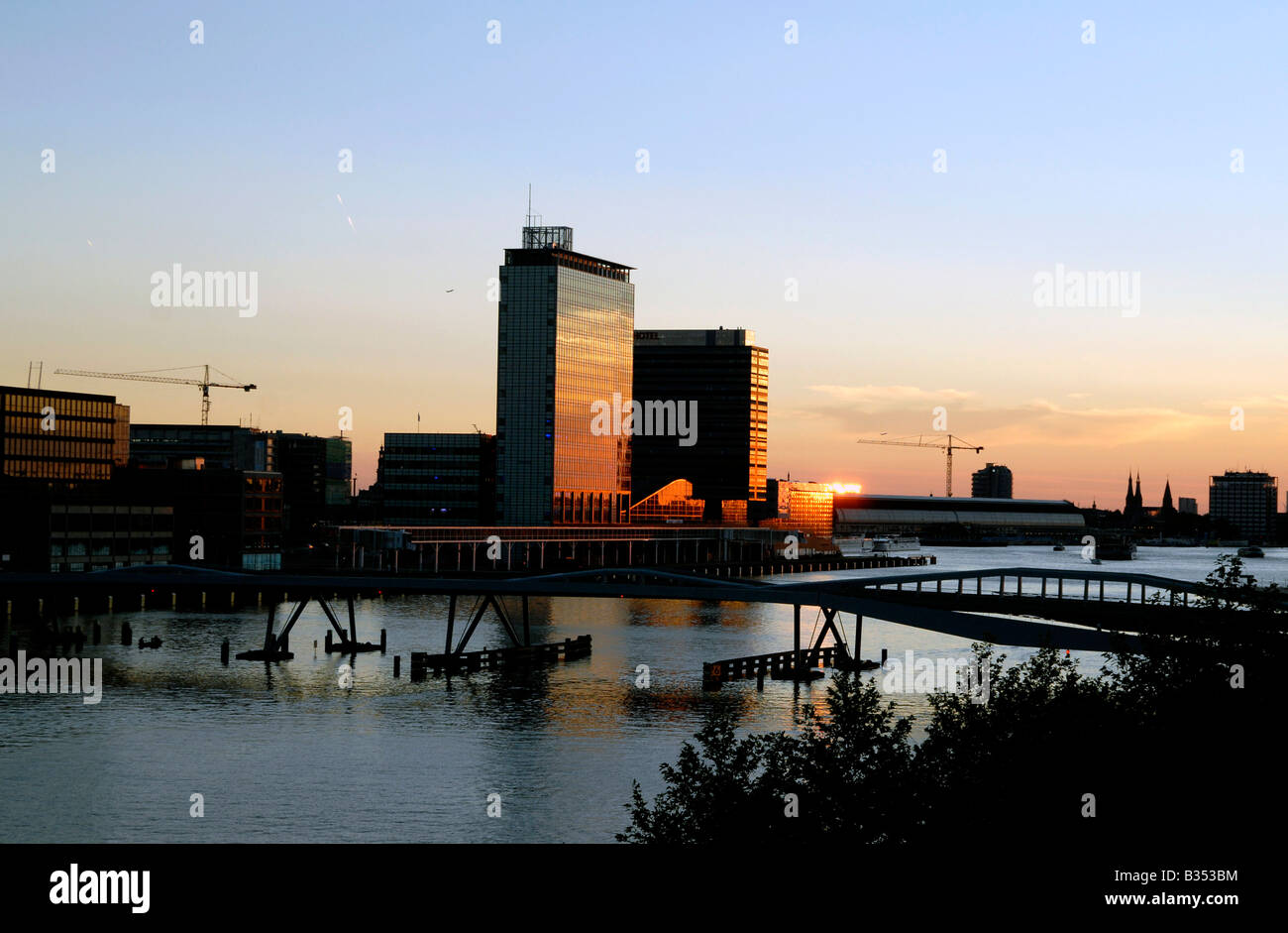 Neuer Wohnungen entlang der Uferpromenade in Amsterdam, die von ehemaligen Docklands Holland saniert, sind Stockfoto