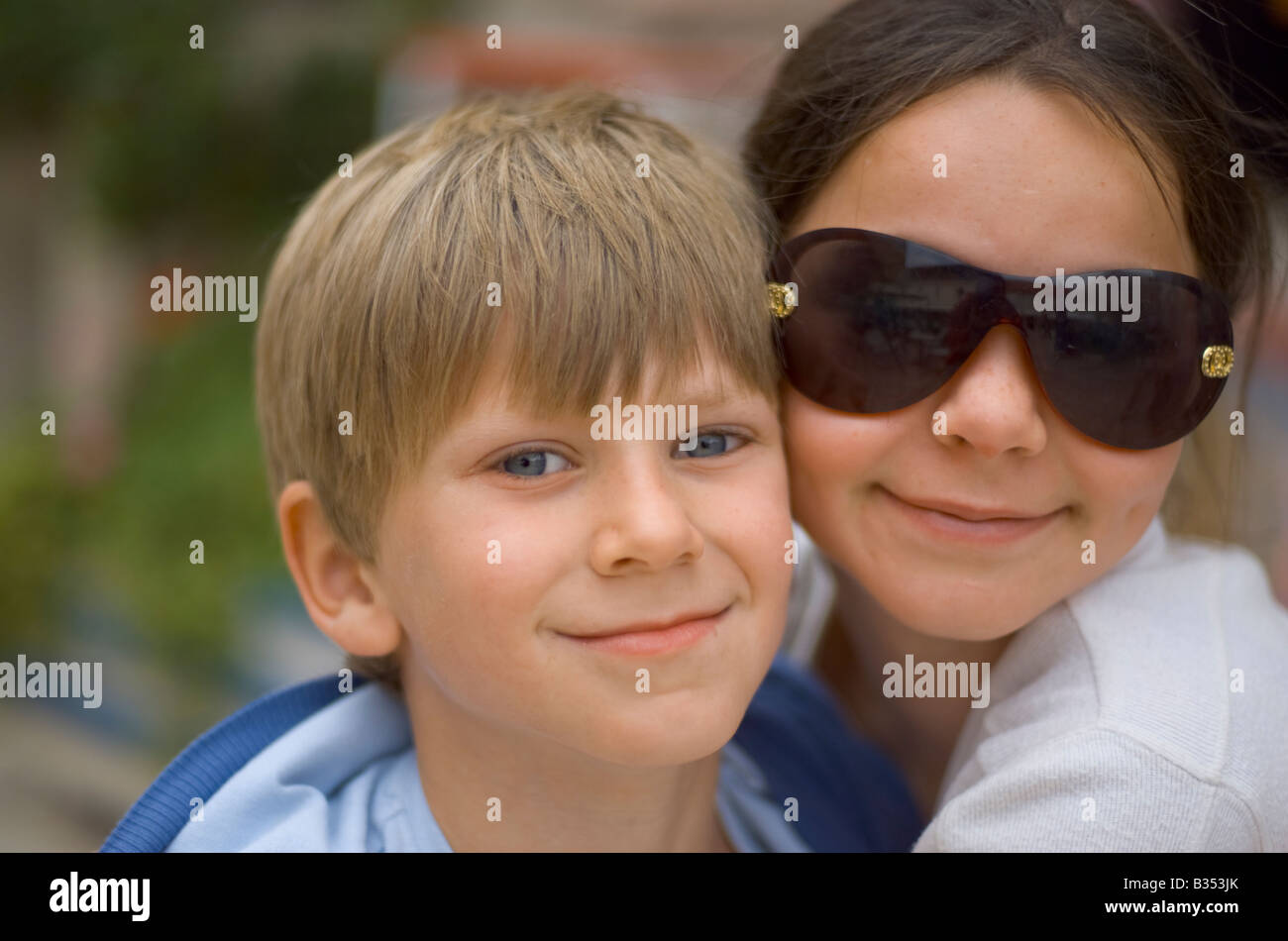 Bruder und Schwester im Alter von acht bis elf Jahren im Urlaub in Jelsa Hvar Kroatien Stockfoto