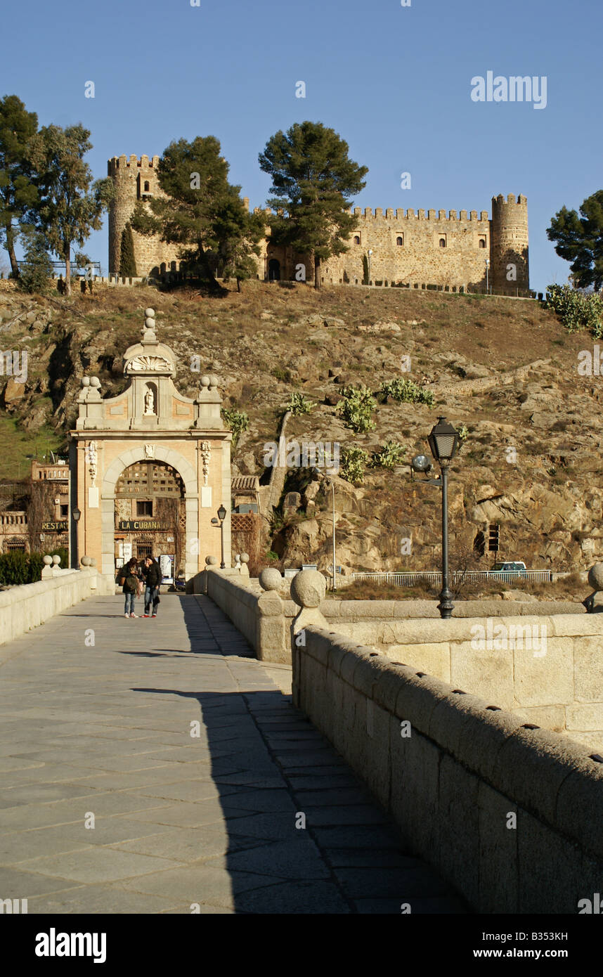 Puente de Alcántara (Alcántara Brücke), Tejo, Toledo, Spanien. Castillo de San Servando im Hintergrund. Stockfoto