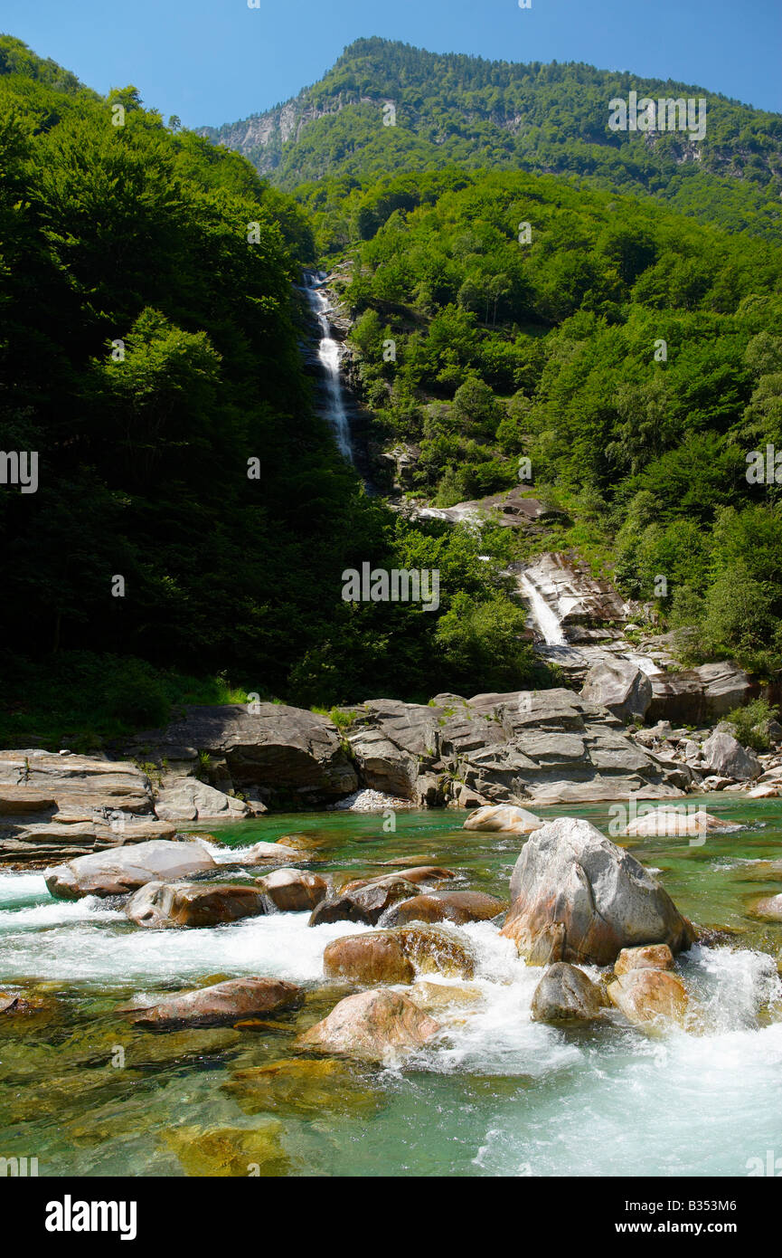 Steinen und den Fluss und Wasserfall im Val Verzasca, Tessin, Stockfoto
