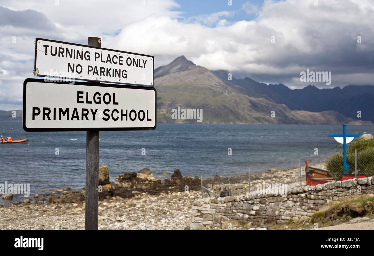 Ein Blick von Elgol über Loch Scavaig unterzeichnen die örtliche Schule auf der Isel von Skye Schottland Stockfoto