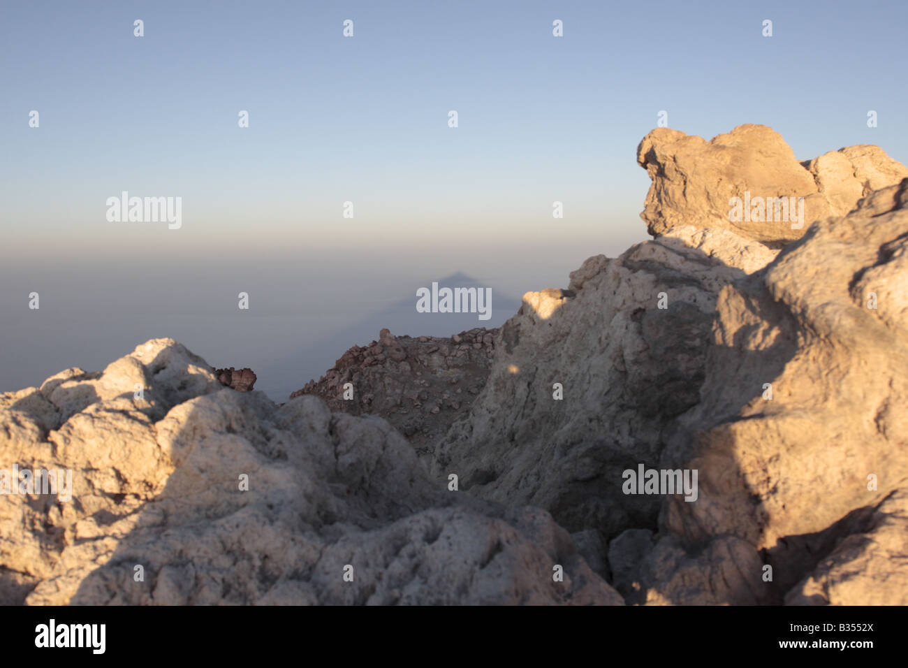Eine dreieckige Schatten geworfen von Teide Punkte nach Westen in Richtung der Insel La Gomera im Morgengrauen, Teneriffa, Kanarische Inseln Stockfoto