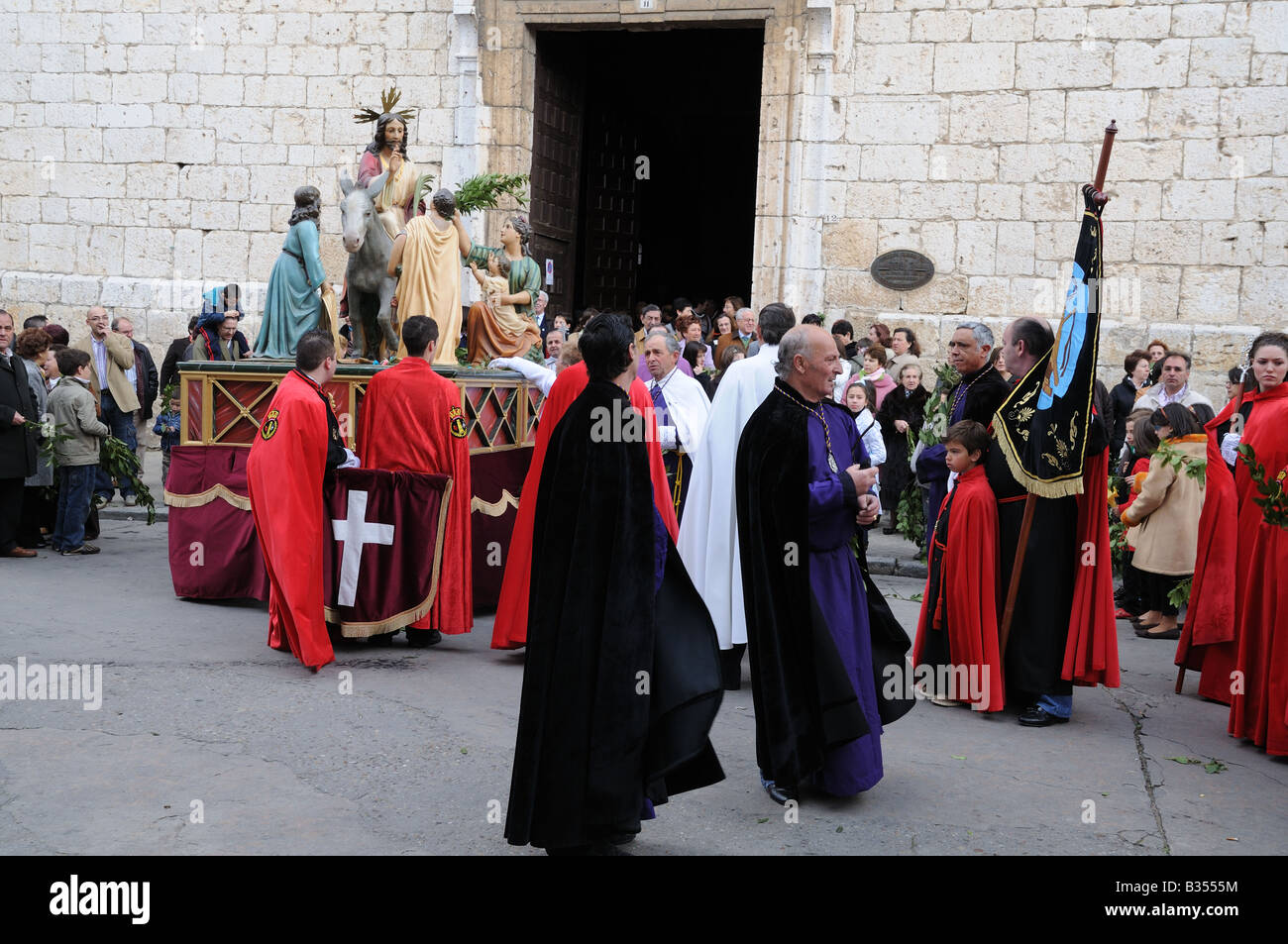 Priester und Menschen versammeln sich vor der Kirche in der Nähe von einem Schwimmer für Palmsonntag-Prozession in Tordesillas Kastilien-Leon-Spain Stockfoto