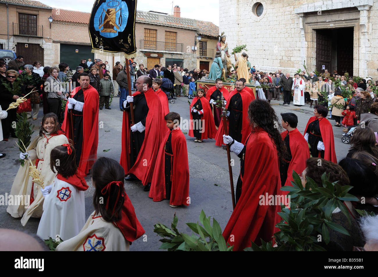 Priester und Menschen versammeln sich vor der Kirche in der Nähe von einem Schwimmer für Palmsonntag-Prozession in Tordesillas Kastilien-Leon-Spain Stockfoto