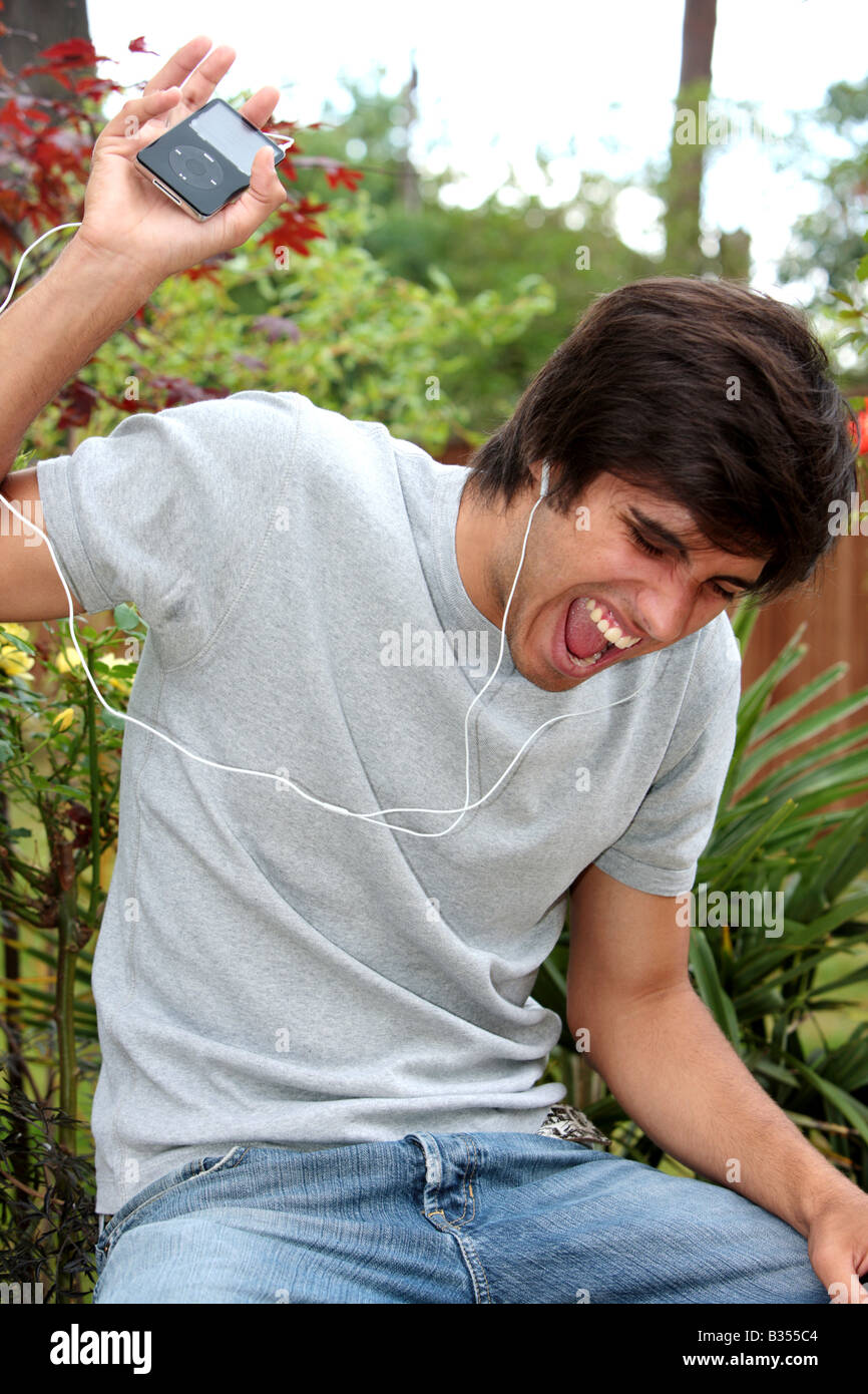 Angry Young Man anhören von Musik-Modell veröffentlicht Stockfoto