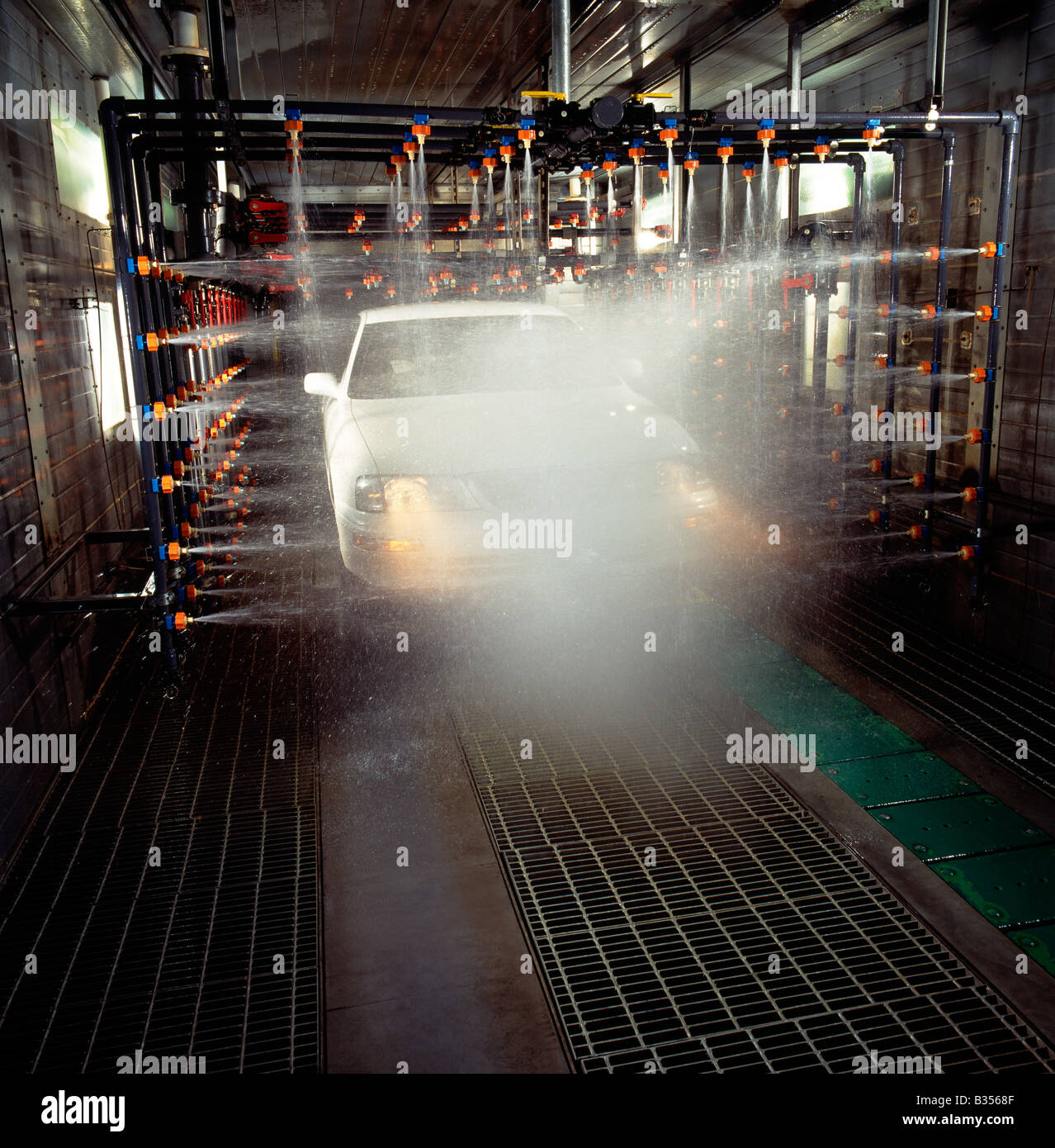 Hohem Druckwasser verwendet, um in eine automatische Fertigungsanlage neues Automobil auf Dichtheit testen Stockfoto