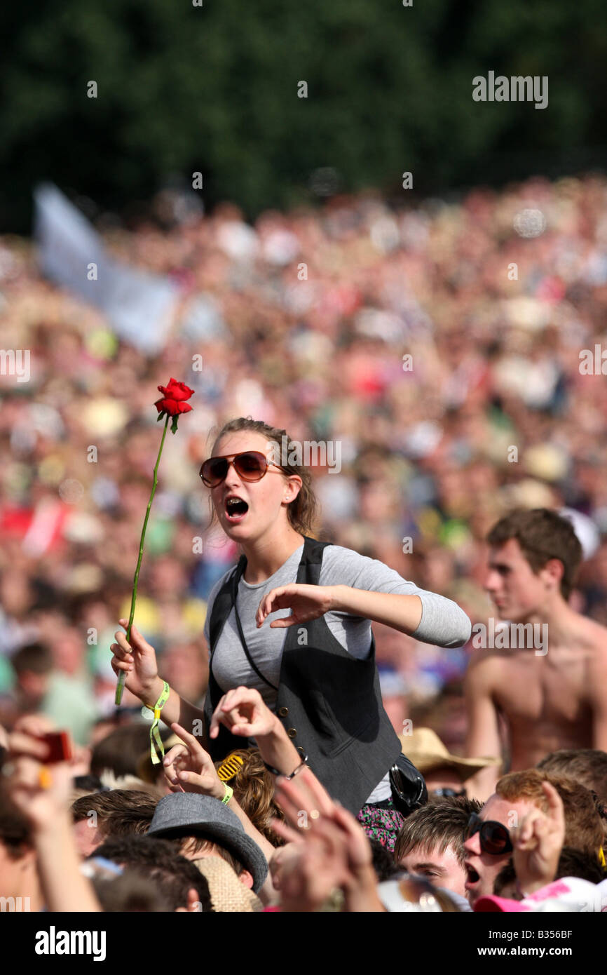 V FESTIVAL IM HYLANDS PARK IN CHELMSFORD, ESSEX AM SONNTAG, 17. AUGUST BILD ZEIGT DAS PUBLIKUM AM SONNTAGNACHMITTAG Stockfoto