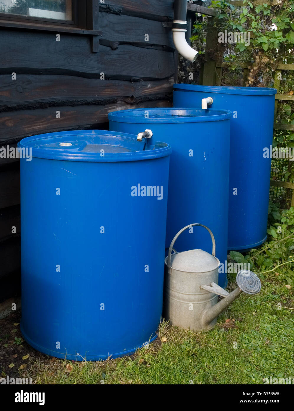 Regentonnen fangen Regenwasser Stockfoto