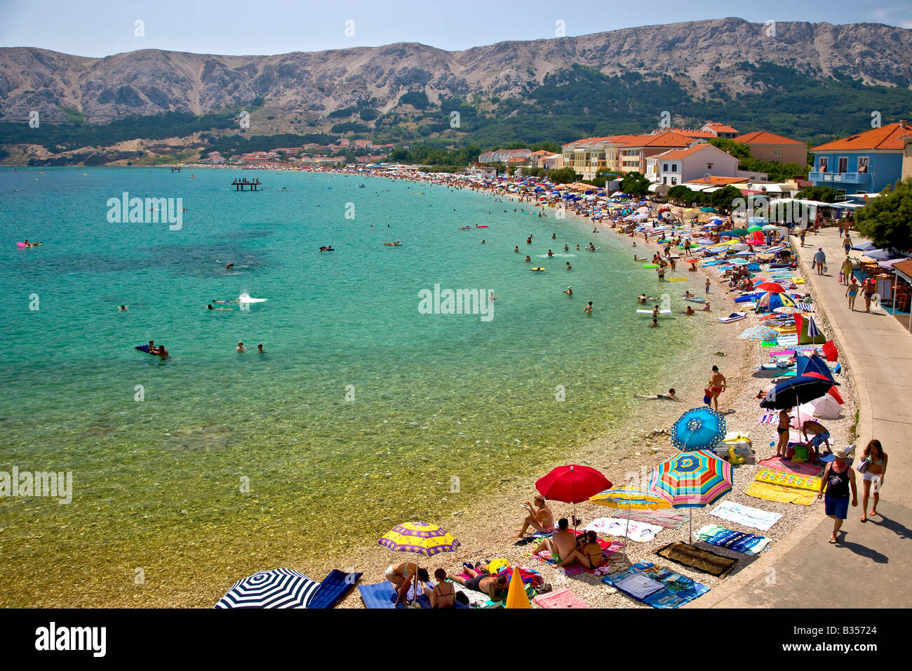 Baden in der Bucht von Baska auf der Insel Krk in Kroatien Stockfoto