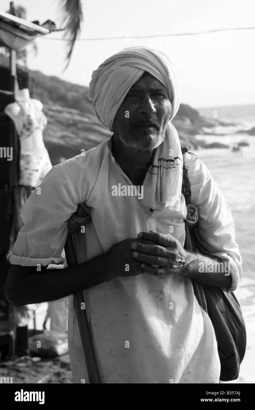 Ein armer alter Mann vor einem Geschäft am Kovalam beach Stockfoto