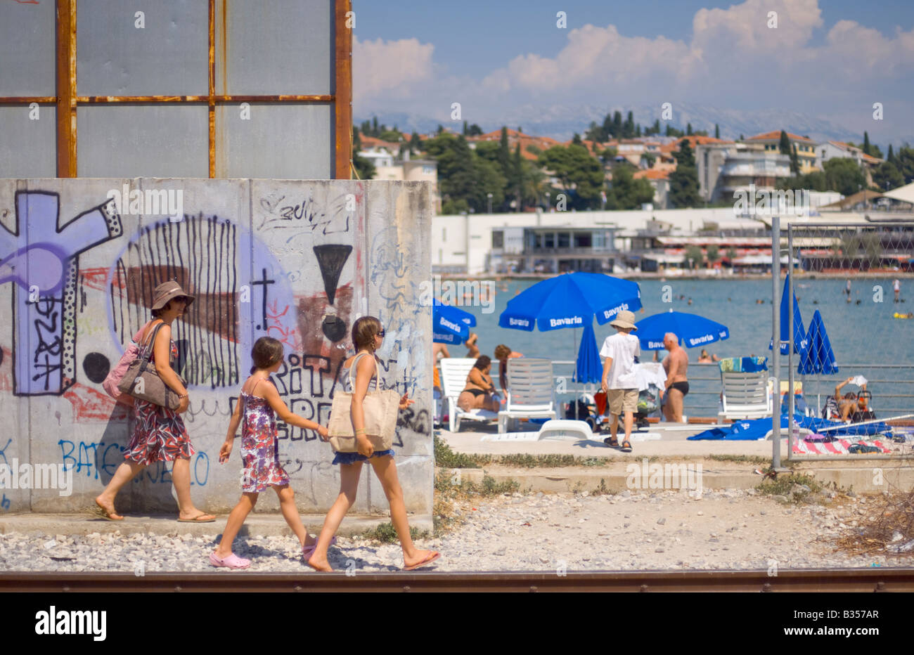 Familie kommen zum Baden an Split Stadt Strand Kroatien Stockfoto