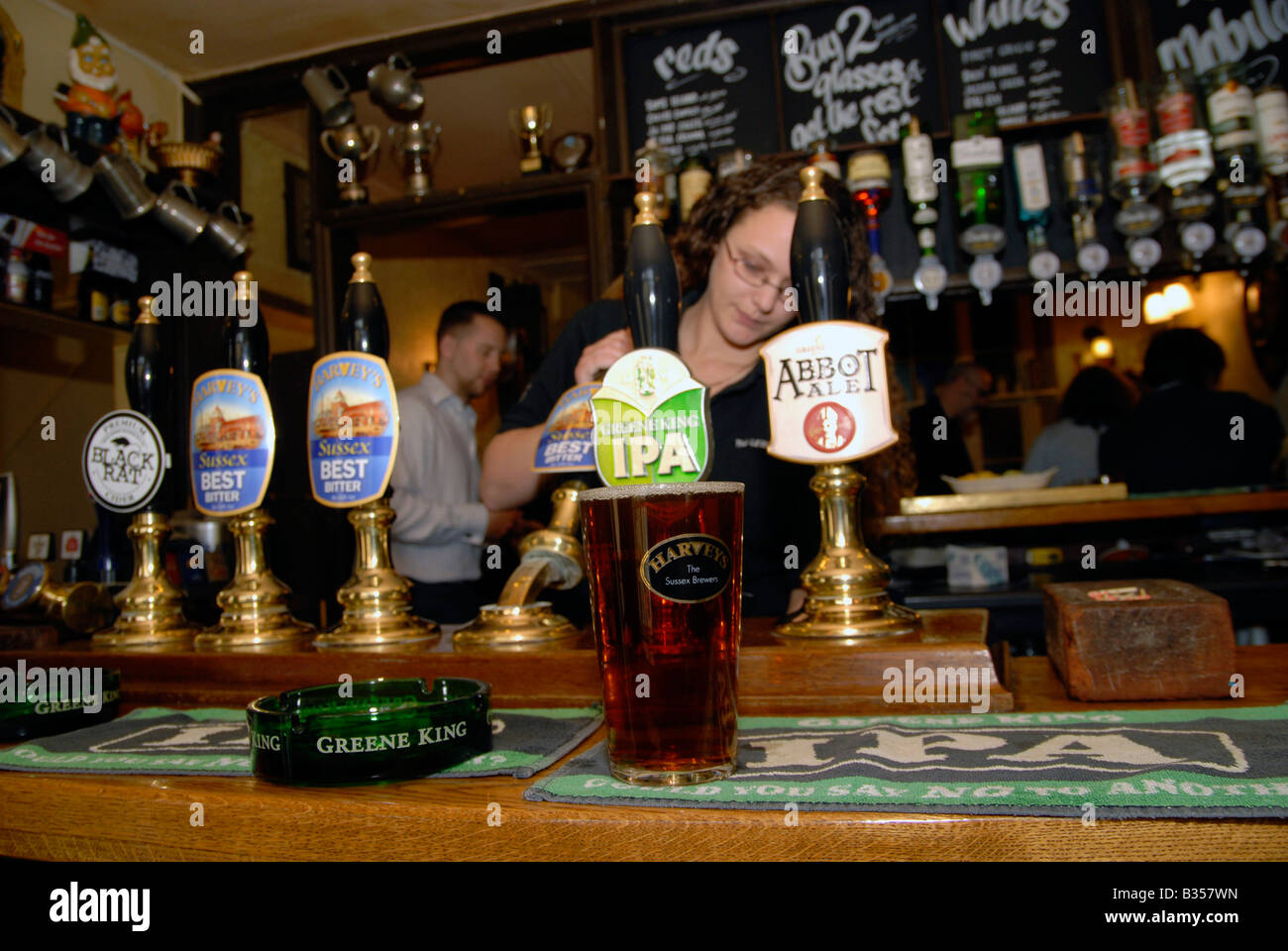 Die ersten Pints Harveys gezogen im Lewes Arms mit in die Kneipe nach einem Boykott der Greene King, UK wiederhergestellt wird. Stockfoto