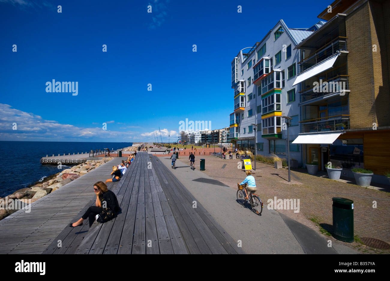 Menschen, die Entspannung in Västra Hamnen (The Western Harbour) in Malmö, Schweden, eines neuesten modernen Wohngebiet durch die Meerenge Öresund. Stockfoto